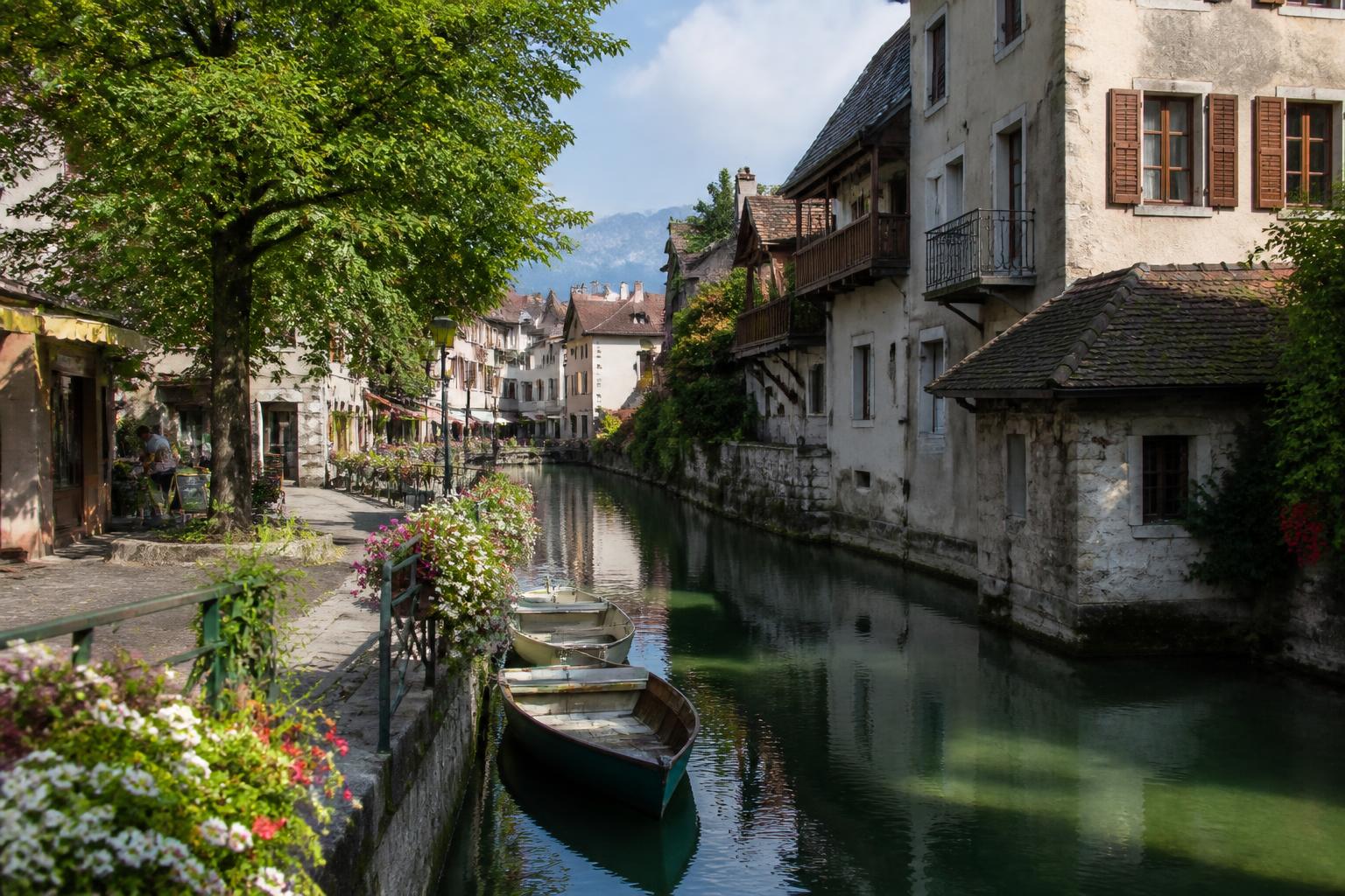découvrez annecy en 2 jours en explorant au-delà de l'hyper-centre touristique : conseils pour des activités authentiques, des lieux moins fréquentés et une expérience locale unique.