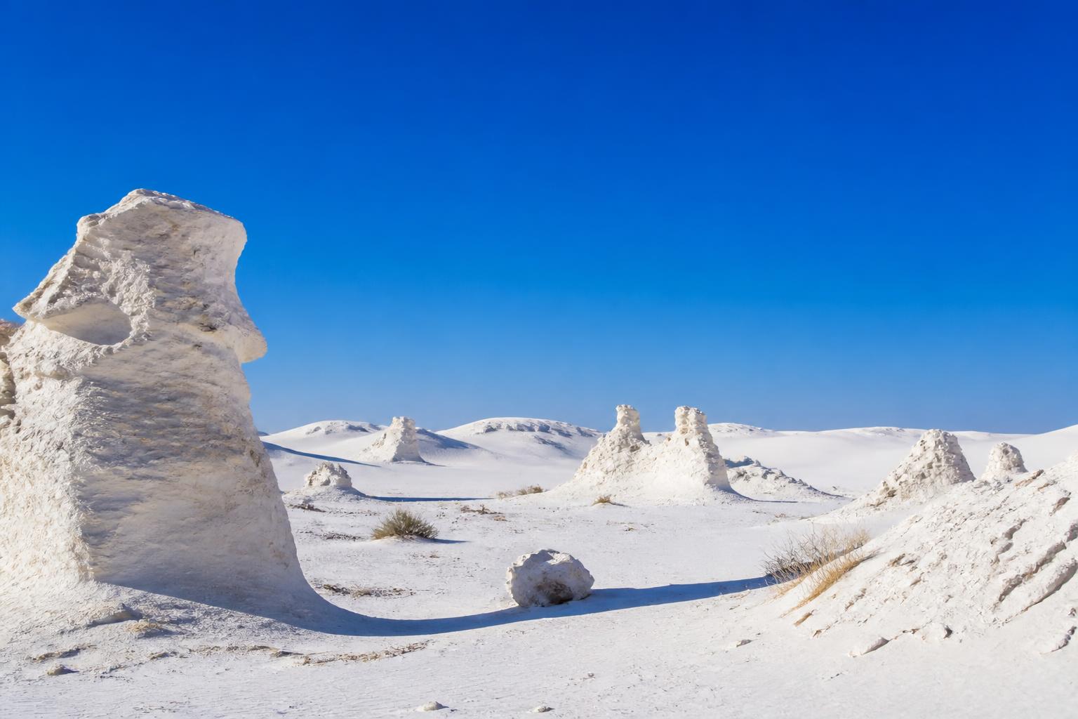 découvrez le désert blanc, un paysage unique et intemporel niché au cœur du sahara, où dunes de sable et formations calcaires créent un spectacle naturel exceptionnel.