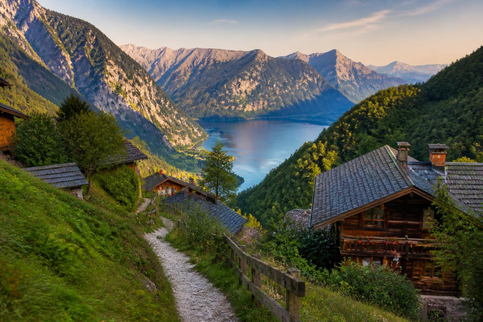 découvrez un itinéraire de 7 jours à travers le tyrol, de la charmante ville d'innsbruck aux magnifiques paysages du salzkammergut. explorez montagnes, lacs et villages typiques pour un voyage inoubliable.