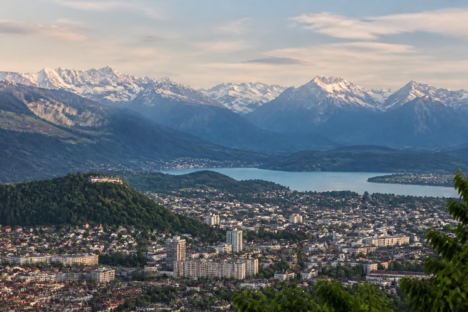 découvrez 9 villes stratégiques pour explorer et profiter pleinement des merveilles des alpes, entre nature, montagne et authenticité.