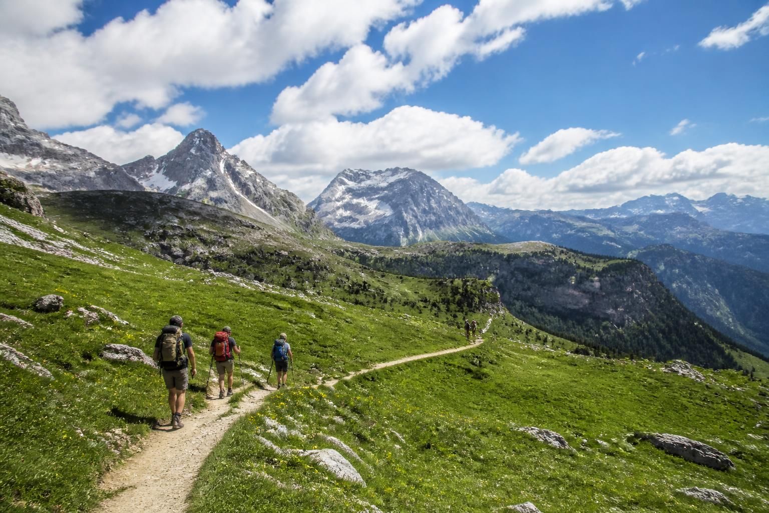 découvrez le meilleur mois pour visiter les dolomites, quand les conditions météo, les paysages et les activités s'harmonisent parfaitement pour une expérience inoubliable.