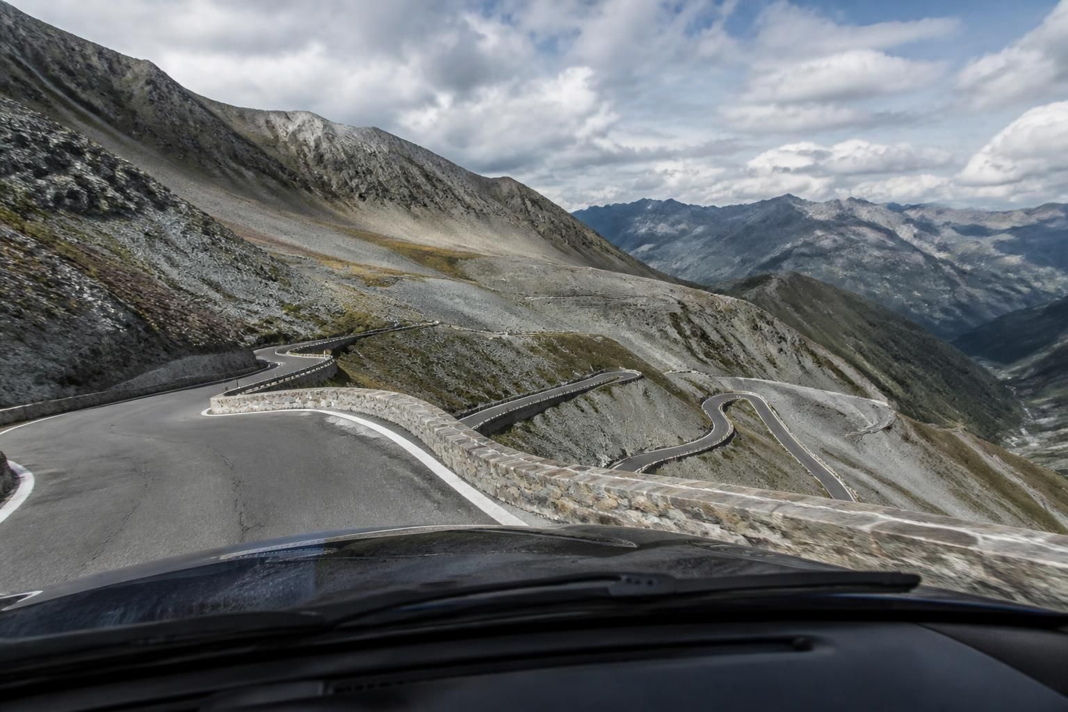 découvrez les 5 cols mythiques des alpes italiennes à travers un itinéraire en voiture alliant paysages époustouflants et routes emblématiques pour les amateurs de conduite.